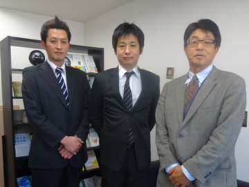 「自習カフェ」経営者の柳原忍氏、顧問税理士の野垣浩氏、監査担当の田嶋哲也氏