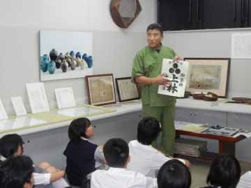 抹茶づくりの体験学習の模様