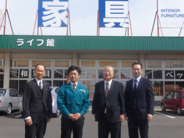 福島県白河市にある「緑川産業」の社長の遠藤敦氏、常務取締役の遠藤義敦氏、顧問税理士の菊地喜隆氏、監査担当の今井孝行氏