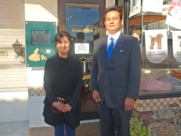 千葉県木更津市にある小型犬専門ショップ「ビビアン」のオーナーの安田あかね氏、顧問税理士の藤谷英明氏
