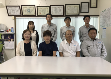 前列右から2人目が瀬下豊社長、3人目が廣田光さん