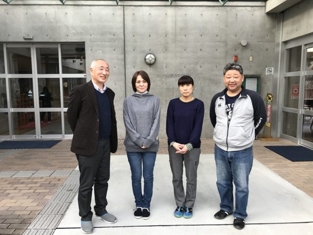 写真左から富田忠一理事（施設長）、和田泰子事務長、奥田陽子主任、米田守主任